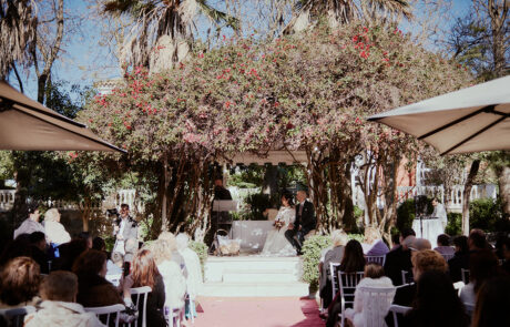 Novios celebrando su boda en los jardines de una hacienda de eventos en Sevilla