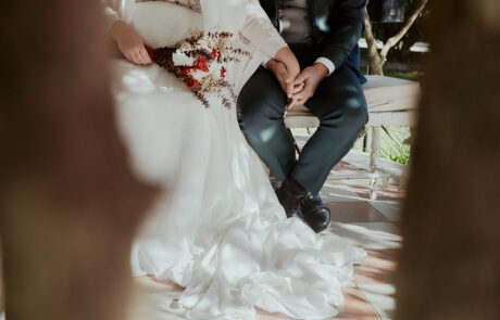 Novios celebrando su boda en los jardines de una hacienda de eventos en Sevilla
