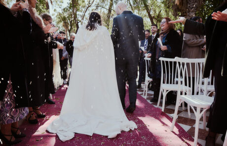 Novios celebrando su boda en los jardines de una hacienda de eventos en Sevilla
