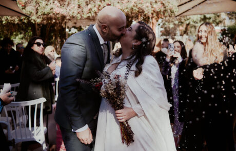 Novios celebrando su boda en los jardines de una hacienda de eventos en Sevilla