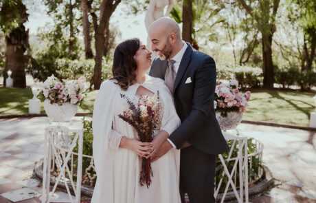 Novios celebrando su boda en los jardines de una hacienda de eventos en Sevilla