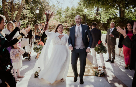 Novios celebrando su boda en los jardines de una hacienda de eventos en Sevilla