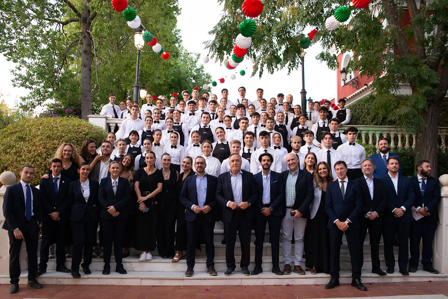 Personal organizador revisando el montaje del evento en Hacienda Azahares en el Aljarafe sevillano