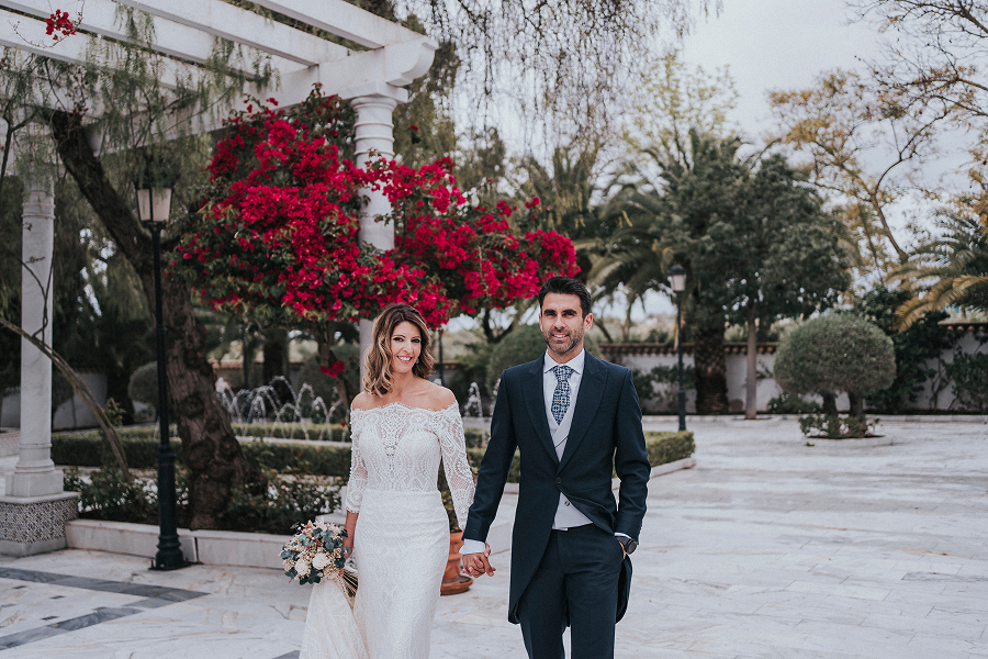 Novios celebrando su boda en los jardines de una hacienda de eventos en Sevilla
