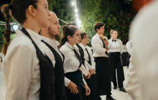 Personal de catering sirviendo aperitivos a los invitados durante el cóctel