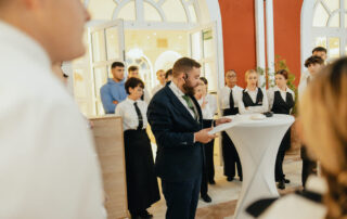 Personal de catering sirviendo aperitivos a los invitados durante el cóctel