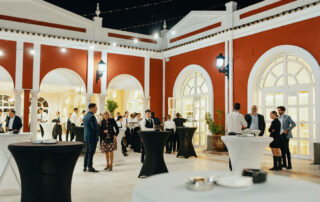 Equipo organizador ultimando detalles antes del comienzo de la celebración