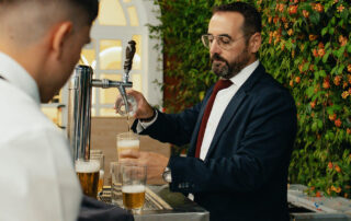 Equipo organizador ultimando detalles antes del comienzo de la celebración