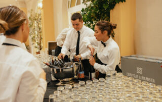 Equipo organizador ultimando detalles antes del comienzo de la celebración