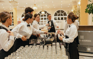 Equipo organizador ultimando detalles antes del comienzo de la celebración