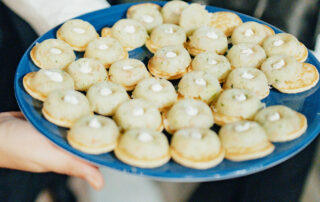 Presentación de aperitivos y catering para evento en hacienda de celebraciones en Sevilla