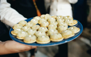 Presentación de aperitivos y catering para evento en hacienda de celebraciones en Sevilla