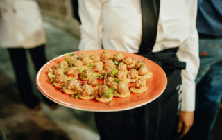 Presentación de aperitivos y catering para evento en hacienda de celebraciones en Sevilla