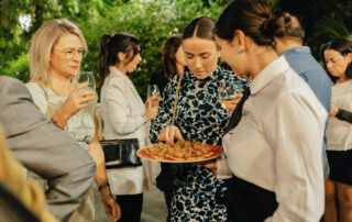 Presentación de aperitivos y catering para evento en hacienda de celebraciones en Sevilla