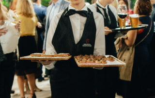 Presentación de aperitivos y catering para evento en hacienda de celebraciones en Sevilla