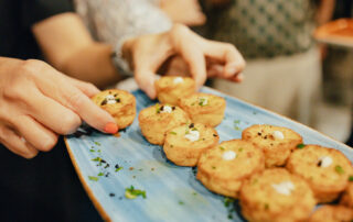 Personal de catering sirviendo aperitivos a los invitados durante el cóctel