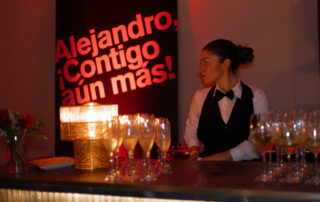 Servicio de restauración preparando el cóctel para invitados en Hacienda Azahares.