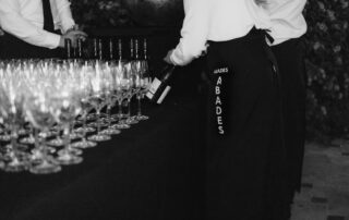 Camarero ofreciendo bebidas durante un cóctel en Hacienda Azahares.