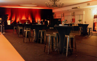 Salón preparado para evento corporativo con mesas y equipamiento en Hacienda Azahares.