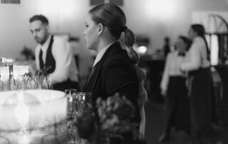 Personal de catering sirviendo aperitivos a los invitados durante un evento en Hacienda Azahares.