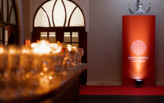 Montaje profesional para evento MICE en el salón de Hacienda Azahares.