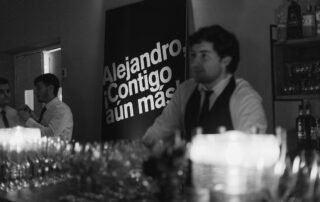 Camarero ofreciendo bebidas durante un cóctel en Hacienda Azahares.