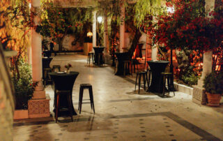 Jardines de Hacienda Azahares preparados para evento empresarial al aire libre.