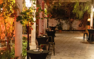 Jardines de Hacienda Azahares preparados para evento empresarial al aire libre.