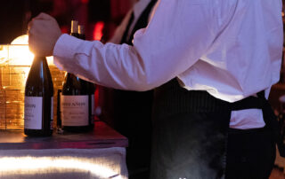 Personal de catering sirviendo aperitivos a los invitados durante un evento en Hacienda Azahares.