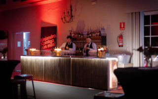 Personal de catering sirviendo aperitivos a los invitados durante un evento en Hacienda Azahares.