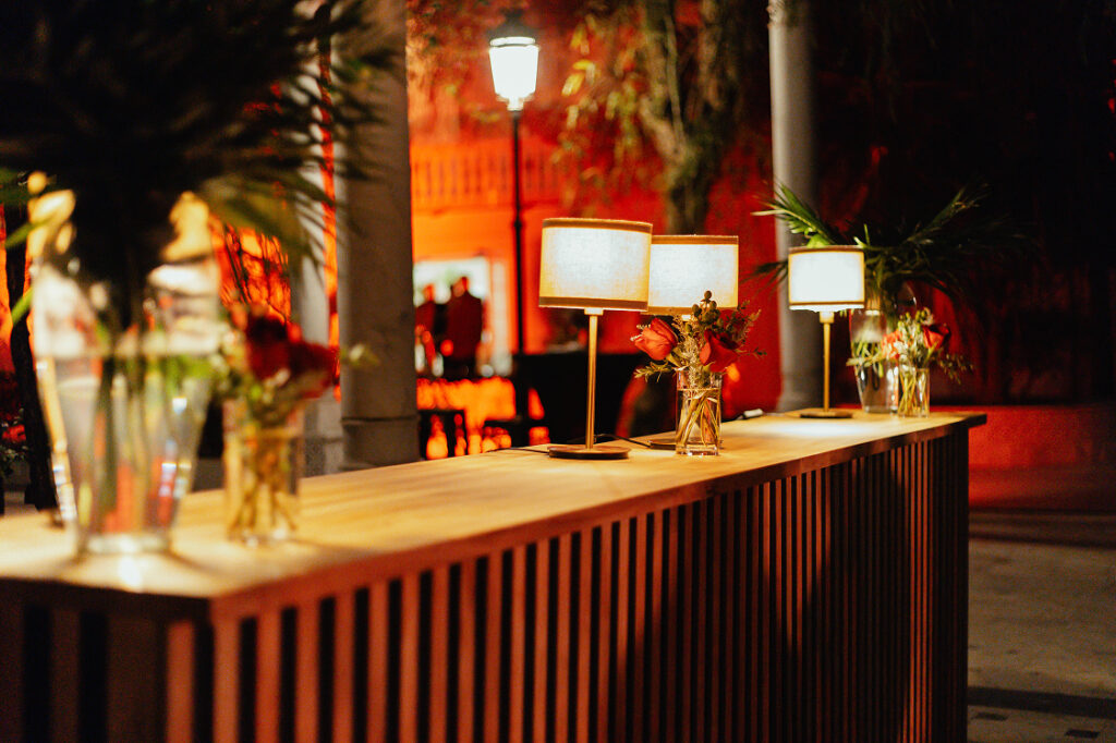 Servicio de restauración preparando el cóctel para invitados en Hacienda Azahares.