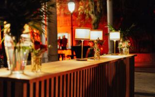 Servicio de restauración preparando el cóctel para invitados en Hacienda Azahares.