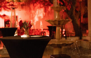 Espacio exterior preparado para recepción de invitados en evento empresarial.