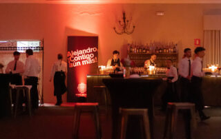 Personal de catering sirviendo aperitivos a los invitados durante un evento en Hacienda Azahares.