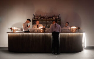 Personal de catering sirviendo aperitivos a los invitados durante un evento en Hacienda Azahares.