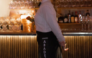 Personal de catering sirviendo aperitivos a los invitados durante un evento en Hacienda Azahares.