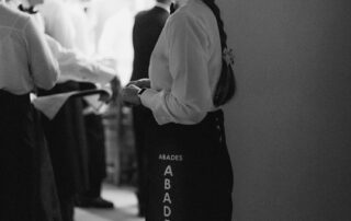 Personal de catering sirviendo aperitivos a los invitados durante un evento en Hacienda Azahares.