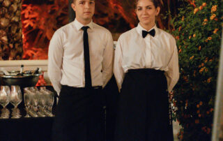 Personal de catering sirviendo aperitivos a los invitados durante un evento en Hacienda Azahares.