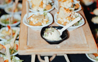 Estación de tapas y aperitivos durante el cóctel en los jardines de Hacienda Azahares.