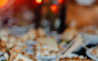 Estación de tapas y aperitivos durante el cóctel en los jardines de Hacienda Azahares.