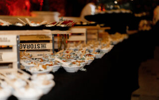 Estación de tapas y aperitivos durante el cóctel en los jardines de Hacienda Azahares.