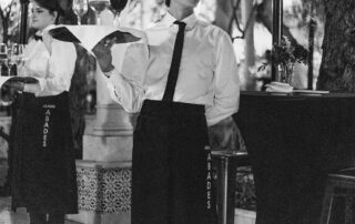 Camarero ofreciendo bebidas durante un cóctel en Hacienda Azahares.