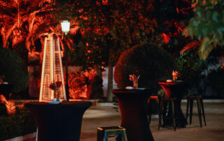 Área de cóctel para evento corporativo en los jardines de Hacienda Azahares.