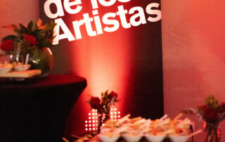 Mesa de aperitivos y bebidas durante la recepción de invitados en Hacienda Azahares.