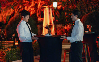 Área de cóctel para evento corporativo en los jardines de Hacienda Azahares.