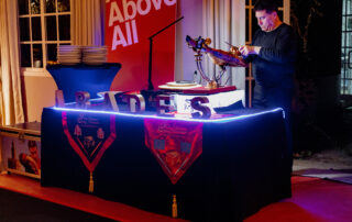 Montaje profesional para evento MICE en el salón de Hacienda Azahares.