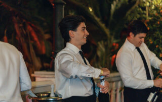 Camarero ofreciendo bebidas durante un cóctel en Hacienda Azahares.
