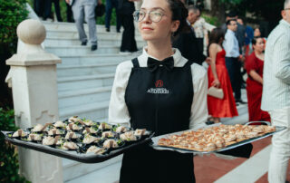 eventocorporativo-hacienda-azahares-homeserver-aniversario (1) Camarero ofreciendo bebidas durante un cóctel en Hacienda Azahares.