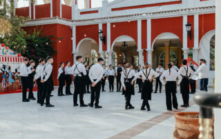 eventocorporativo-hacienda-azahares-homeserver-aniversario (2) Servicio de restauración preparando el cóctel para invitados en Hacienda Azahares.