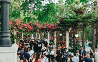 eventocorporativo-hacienda-azahares-homeserver-aniversario (20) Invitados disfrutando del cóctel en los jardines de Hacienda Azahares en Sevilla